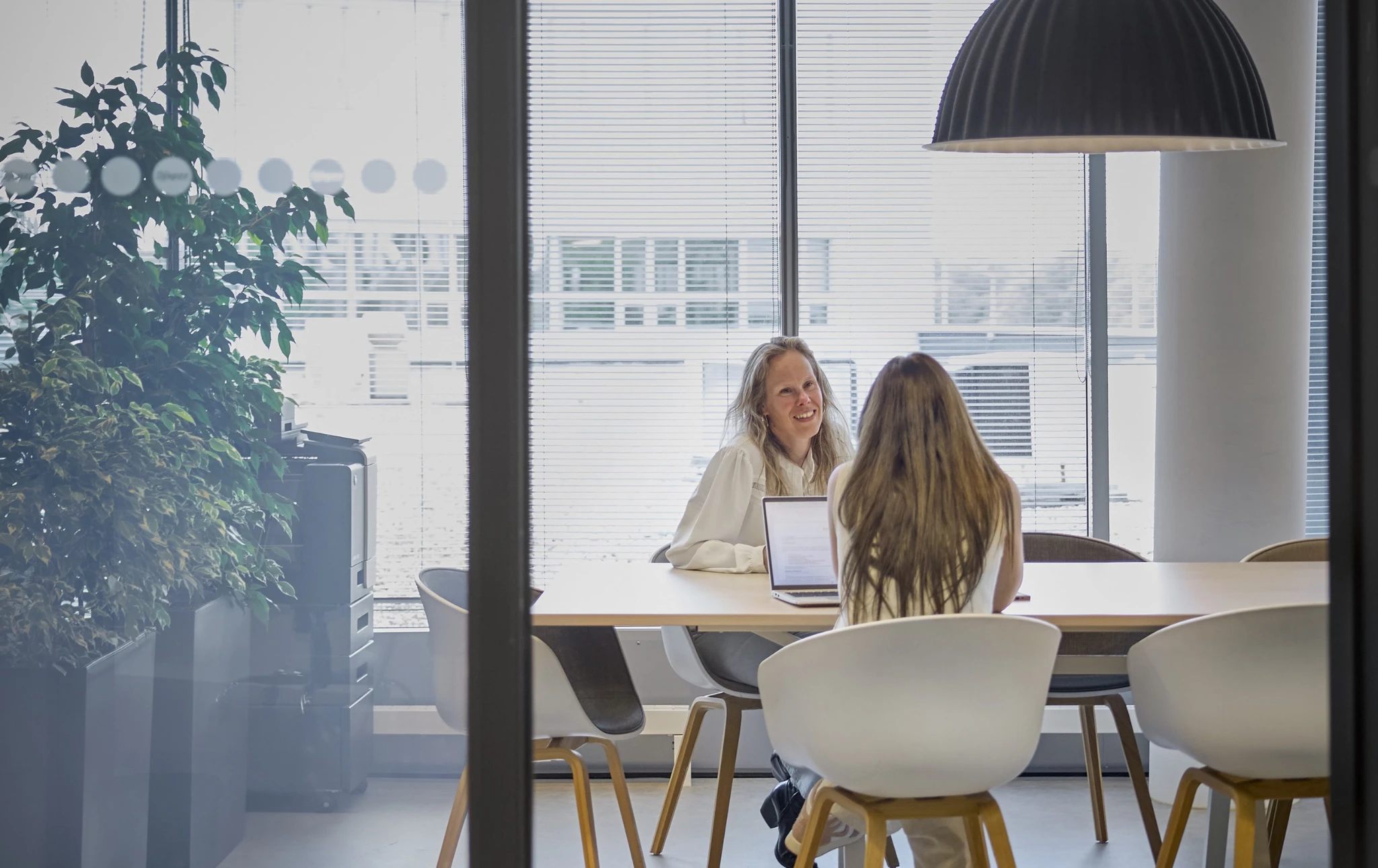 Coach van HN-AB voert gesprek over re-integratie en coaching met klant