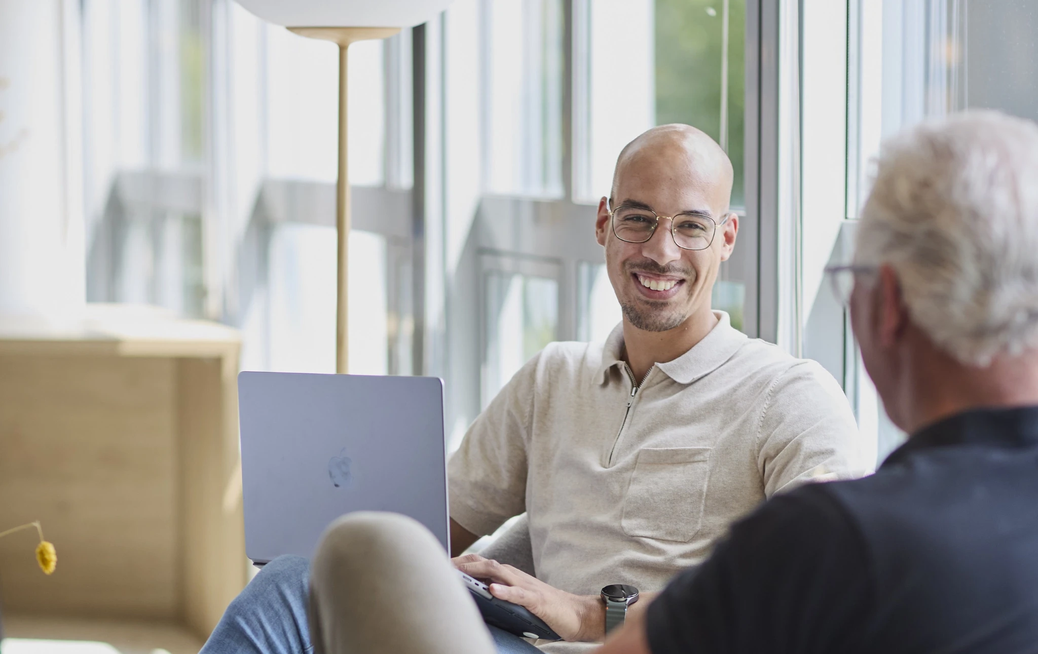 Klant wordt geholpen met werving en selectie door recruiter van HN-AB